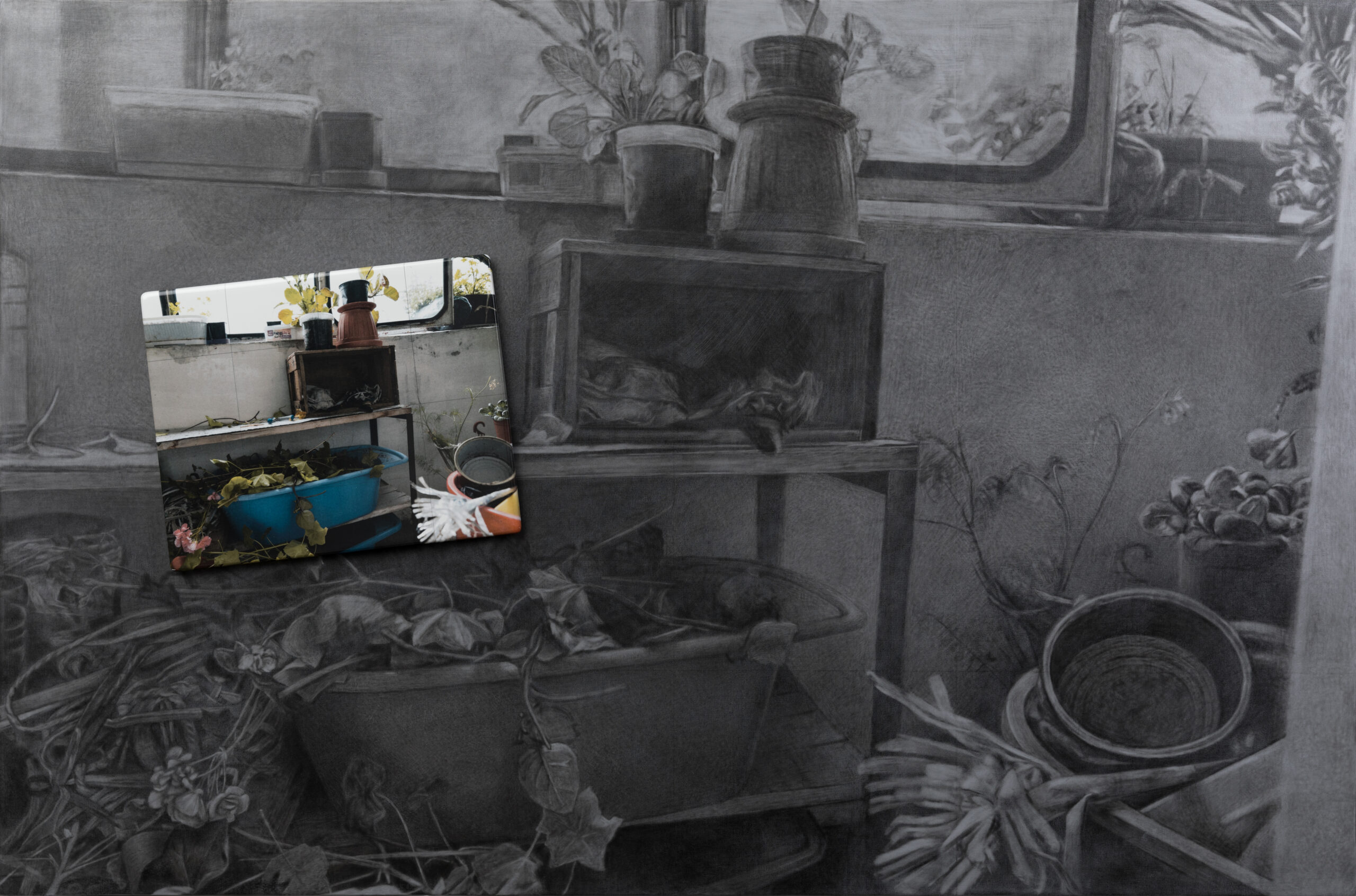 Ana Maria Micu, Priveliște depărtată, cărbune uleios pe pânză tonată întinsă pe panou lemn, 78 x 118 x 4 cm., și fotografie digitală pe plăcuță de ceramică, 24 x 30 cm., amplasament variabil